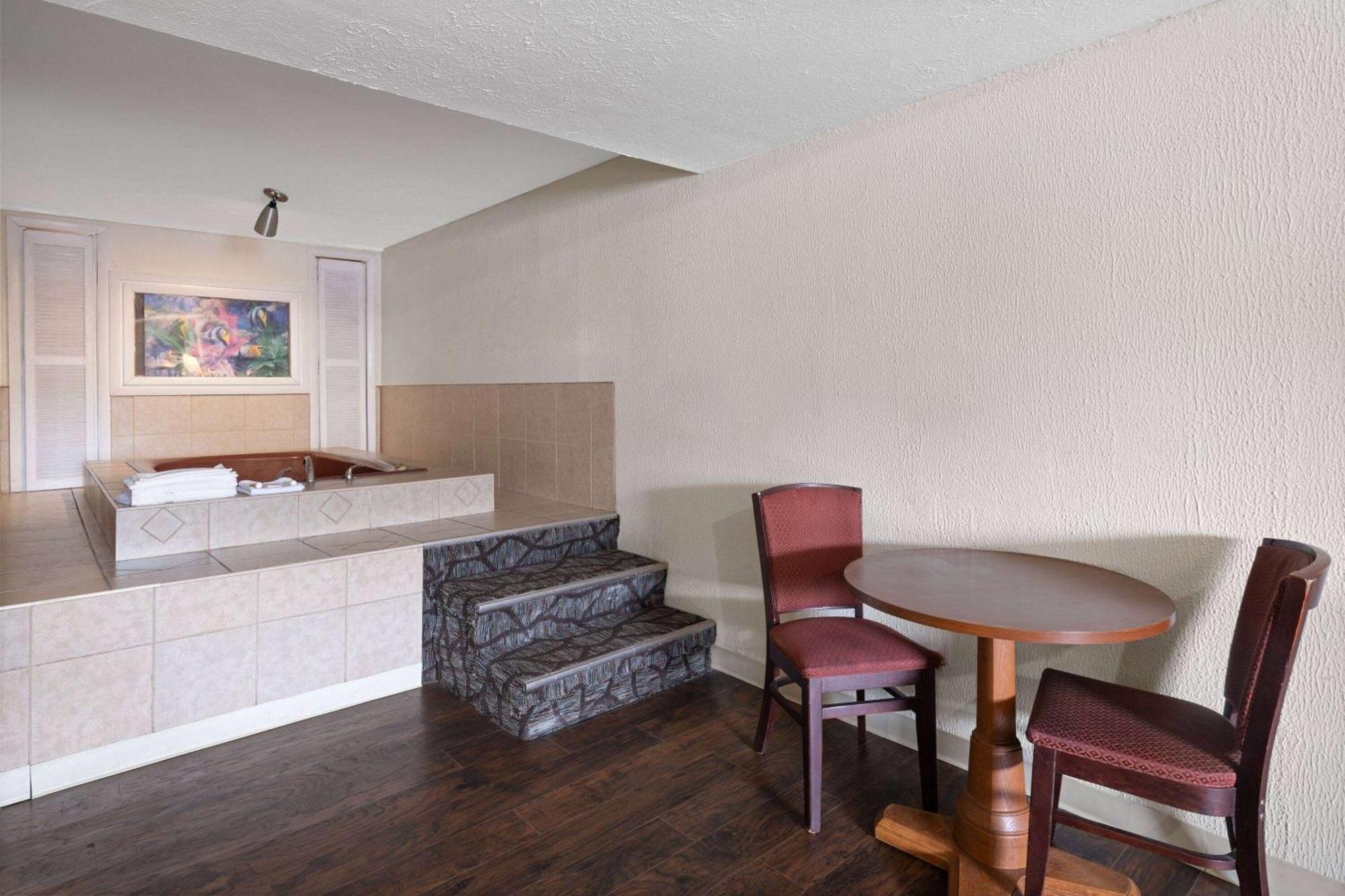 Super 8 By Wyndham Youngstown Girard Exterior photo